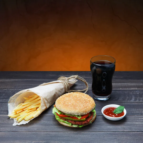 Fast food take away. Hamburger, cola and fries. — Stock Photo, Image