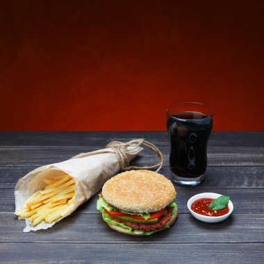 Fast food almak uzağa. Hamburger, kola ve patates.