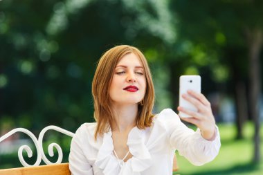 Parkta tabletli genç bayan.