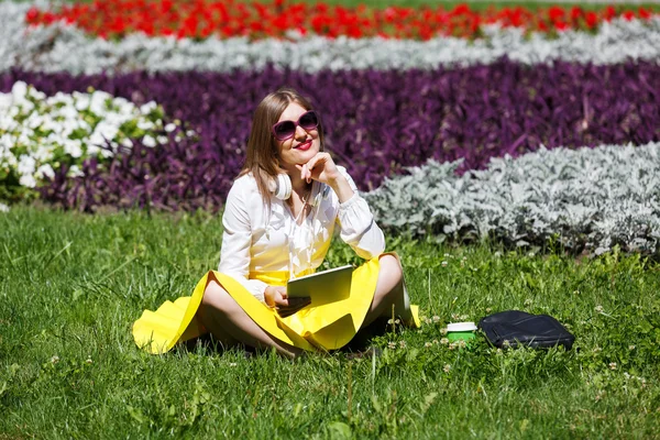 Young woman with tablet pc in the park — Stock Photo, Image