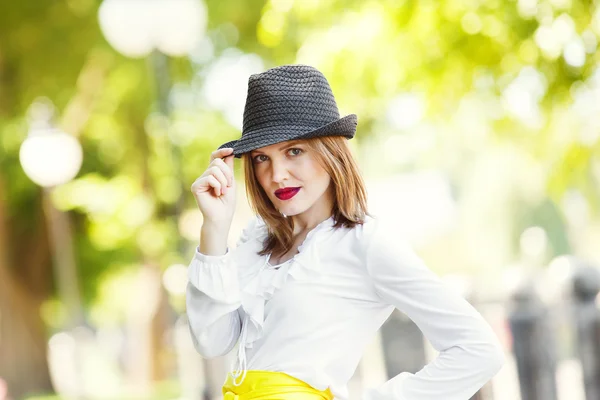 Sexual woman in hat, beckoning gesture, outdoors. — Stock Photo, Image