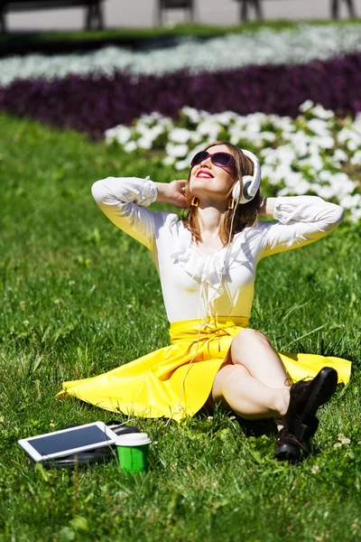 Young woman with tablet pc in the park — Stock Photo, Image