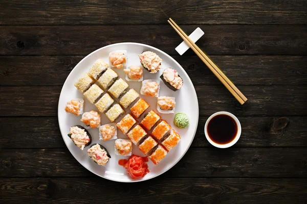 一整套寿司寿司和黑色背景的辊轴 — 图库照片