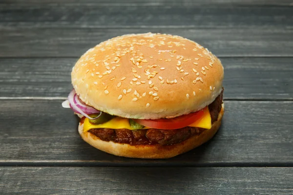 Poznaj i ser burger w stylu rustykalnym drewna — Zdjęcie stockowe