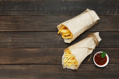 Patates, patates dilimleri paket servisi olan restoran wood adlı sarılmış