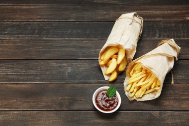 Patates, patates dilimleri paket servisi olan restoran wood adlı sarılmış