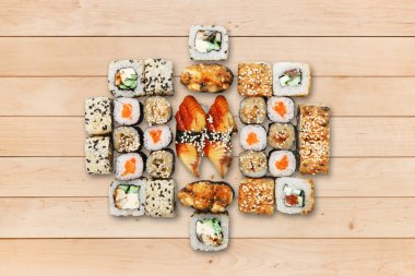 Unagi suşi ve rulo seti ahşap.