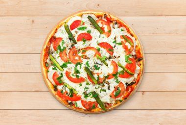 Mantar ve kuşkonmaz lezzetli pizza