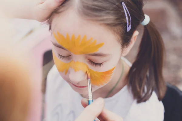 Proceso de pintura infantil en la cara niñas — Foto de Stock