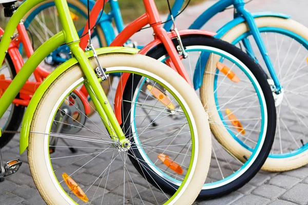 Tres hermosas bicicletas de ciudad dama —  Fotos de Stock