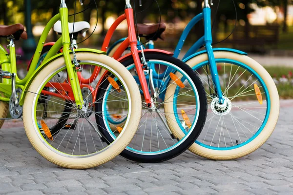 Tres hermosas bicicletas de ciudad dama —  Fotos de Stock