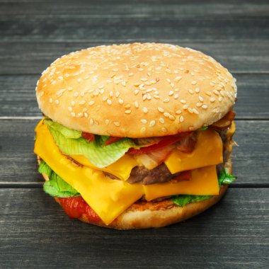 Rustik ahşap karşılamak ve peynirli burger