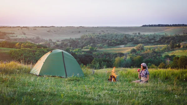 Reizen met fiets alleen - jonge vrouw in de tent — Stockfoto