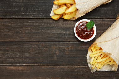 Patates, patates dilimleri paket servisi olan restoran wood adlı sarılmış