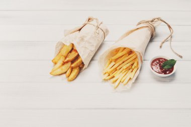 Patates, patates dilimleri paket servisi olan restoran wood adlı sarılmış