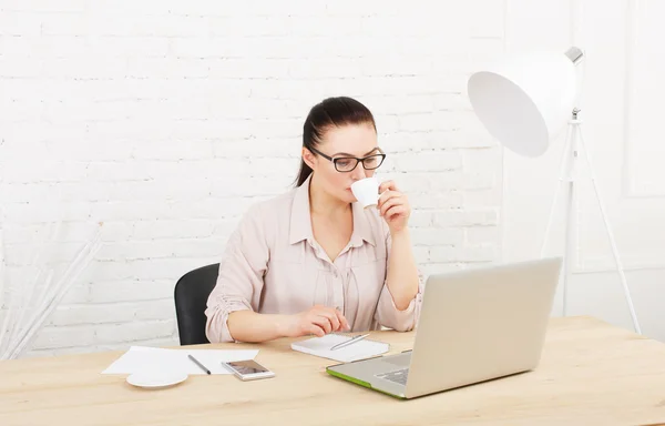 Donna d'affari di mezza età in ufficio con laptop — Foto Stock