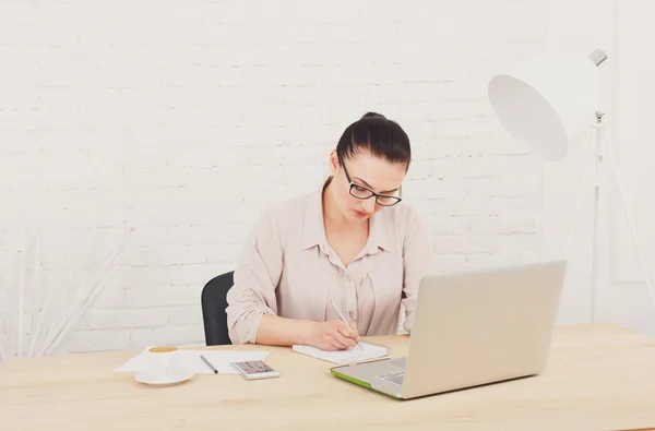 Middelste leeftijd zakenvrouw in kantoor met laptop — Stockfoto
