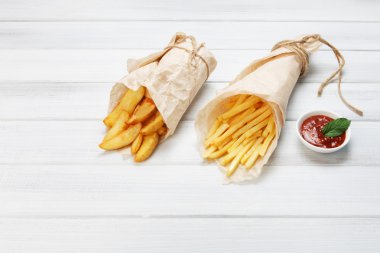Patates, patates dilimleri paket servisi olan restoran wood adlı sarılmış