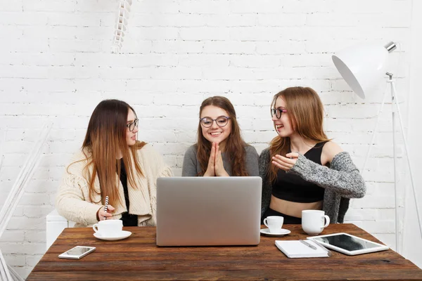 Ritratto di tre amiche ridenti con laptop . — Foto Stock