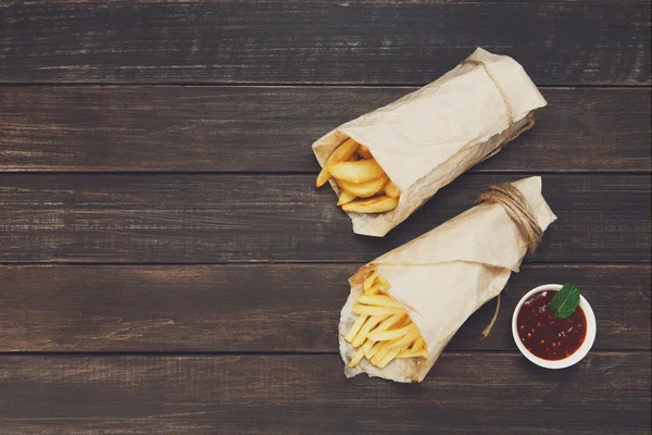 Patates, patates dilimleri paket servisi olan restoran wood adlı sarılmış