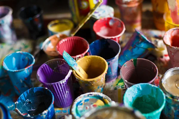 Latas multicoloridas com pintura, fundo de artes — Fotografia de Stock