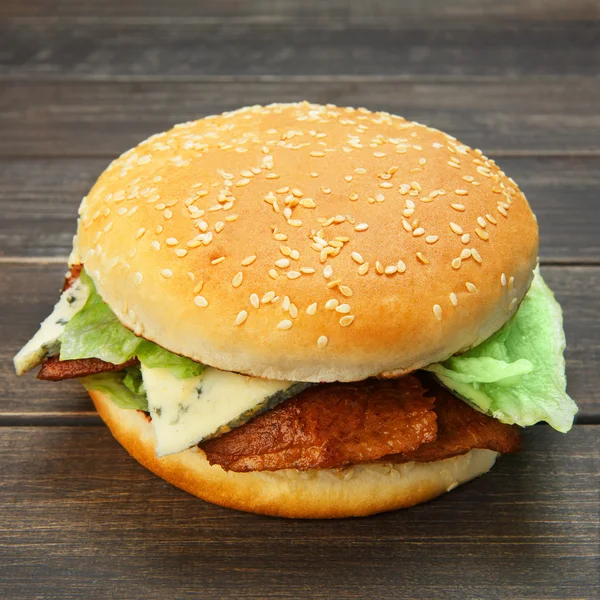 Συναντιούνται και τυρί burger στο ρουστίκ wood — Φωτογραφία Αρχείου