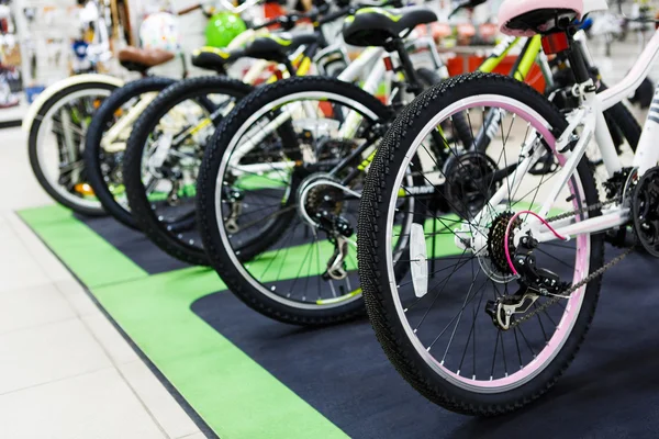 Спортивный горный велосипедный ряд в магазине — стоковое фото
