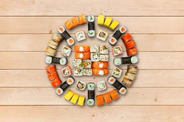 Sushi maki és a tekercs a fa. — Stock Fotó