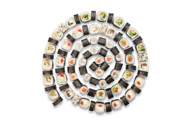 Suşi maki ve rulo siyah rustik ahşap.