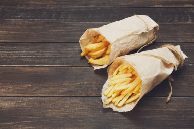 Patates, patates dilimleri paket servisi olan restoran wood adlı sarılmış