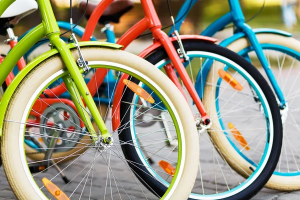 Trzy rowery miejskie pięknej pani — Zdjęcie stockowe