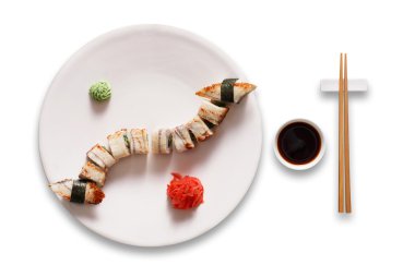 Suşi unagi ve rulo beyaz izole seti.