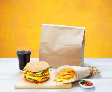 Fast food almak uzağa. Hamburger, kola ve patates.