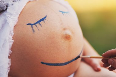 Hamile kadın oryantal portre ile gülümseme komik surat