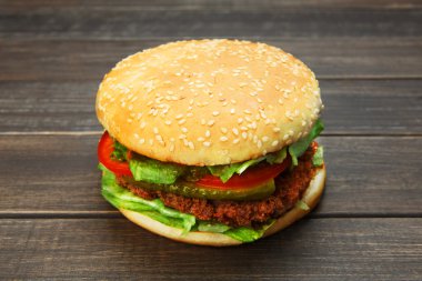 Rustik ahşap karşılamak ve peynirli burger