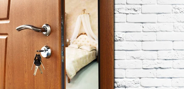 Halv öppen dörr i ett klassiskt sovrum närbild. — Stockfoto