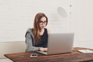 Dizüstü bilgisayar kullanan genç serbest meslek sahibi kadın