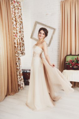 Şampanya gelinlikle güzel genç gelin