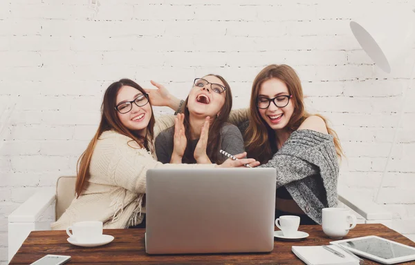 Ritratto di tre amiche ridenti con laptop . — Foto Stock