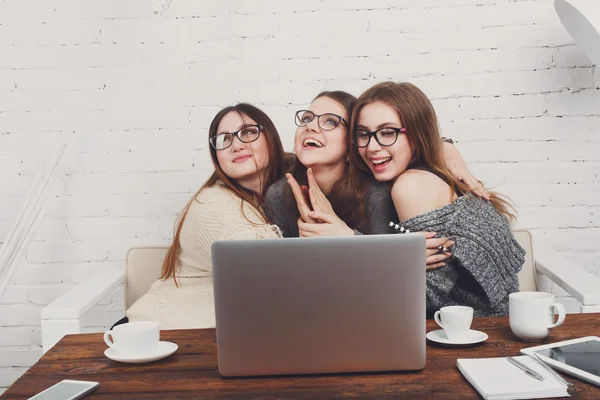 Retrato de tres amigas riendo con portátil . —  Fotos de Stock