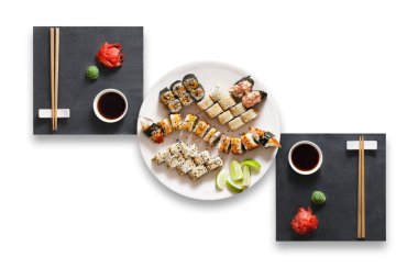 Unagi suşi ve rulo seti beyaz izole.