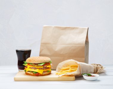 Fast food almak uzağa. Hamburger, kola ve patates.