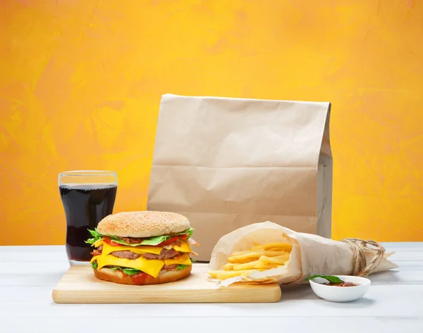 Comida rápida para llevar. Hamburguesa, cola y papas fritas . — Foto de Stock