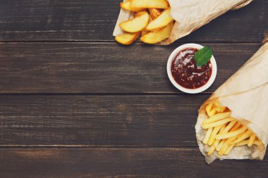 Patates, patates dilimleri paket servisi olan restoran wood adlı sarılmış