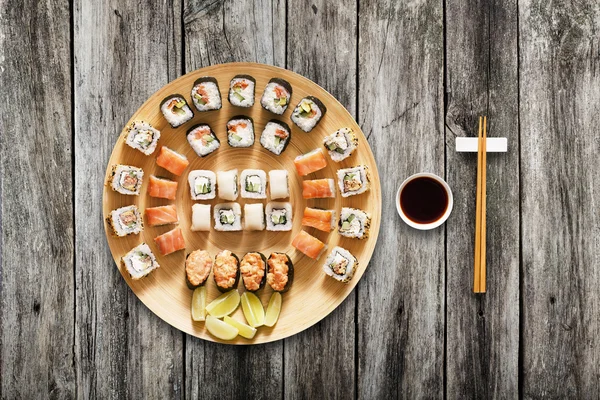 Készlet sushi maki és tekercs fa háttér — Stock Fotó