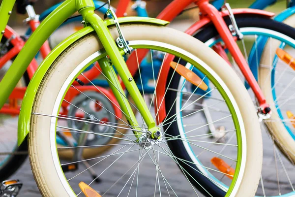 Trois belles dames vélos de ville — Photo