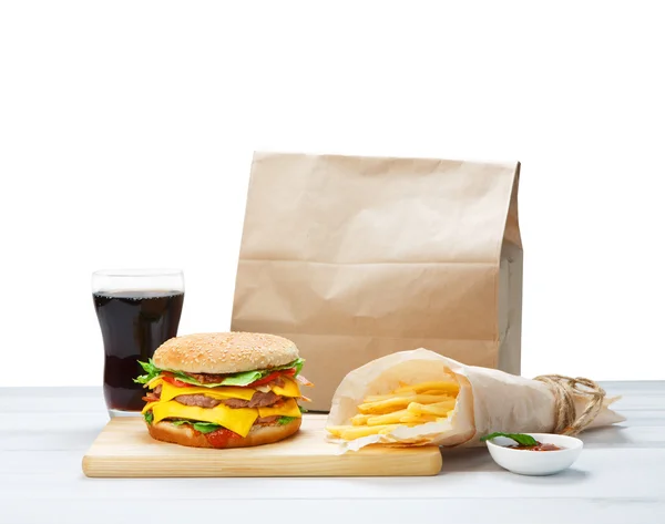 A comida rápida leva-nos. Hambúrguer, cola e batatas fritas . — Fotografia de Stock