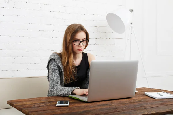 Tineri freelancer femeie folosind laptop — Fotografie, imagine de stoc