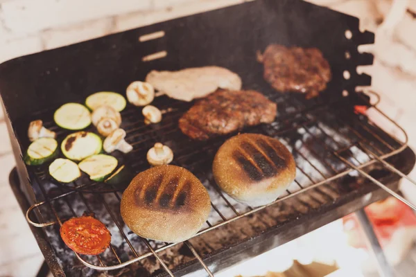 Utcai gyorsétterem, hamburger, BBQ grillezett steak — Stock Fotó
