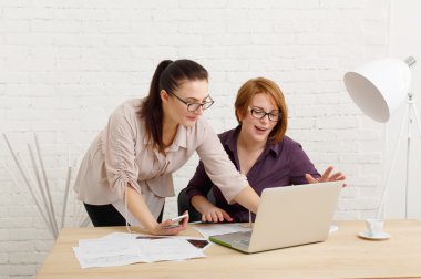 Ekip çalışması. Kadınlar office projesinde tartışmak